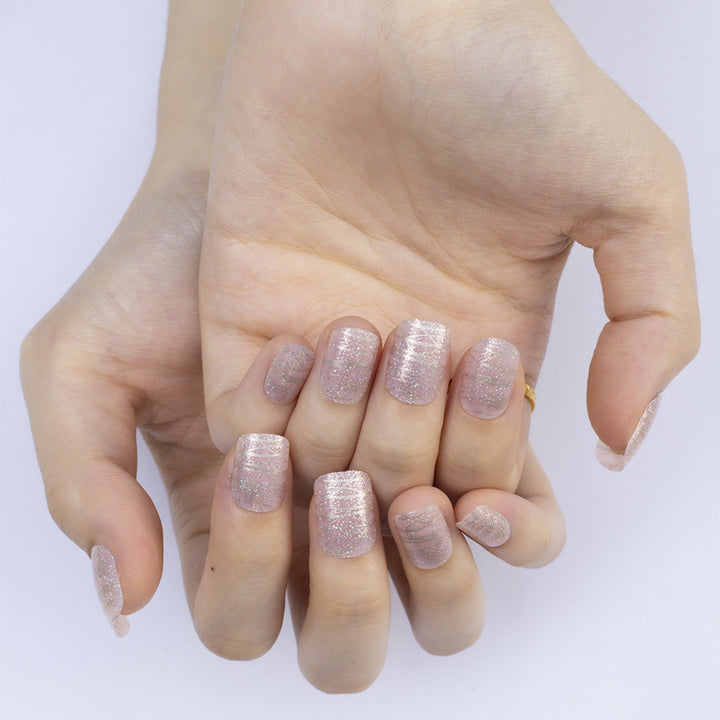 Glitzernde Kunstnägel mit Elegantem Metallic-Finish Karnz