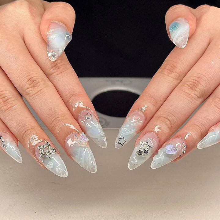 Kunstvolle 3D-Nagelverlängerungen mit bunten Motiven und Glitzerakzenten Karnz