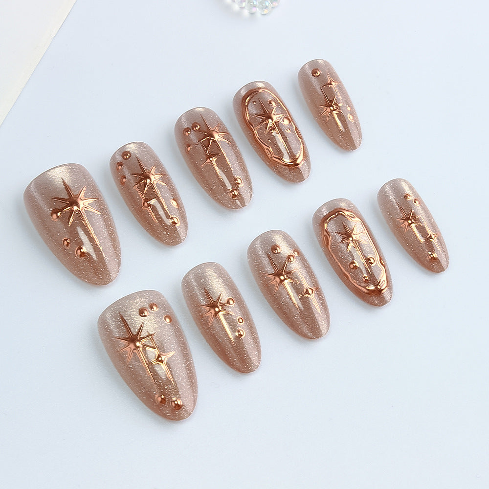 Glamouröse Gel-Nagelkunst mit goldenen Akzenten Karnz