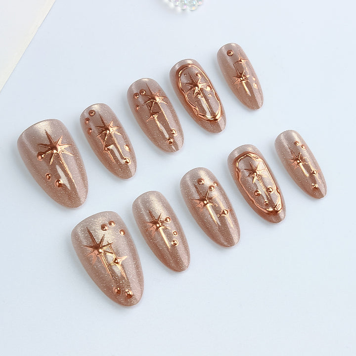 Glamouröse Gel-Nagelkunst mit goldenen Akzenten Karnz