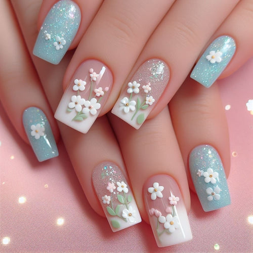 Kunstvolle Nageldesigns mit floralen Akzenten Karnz