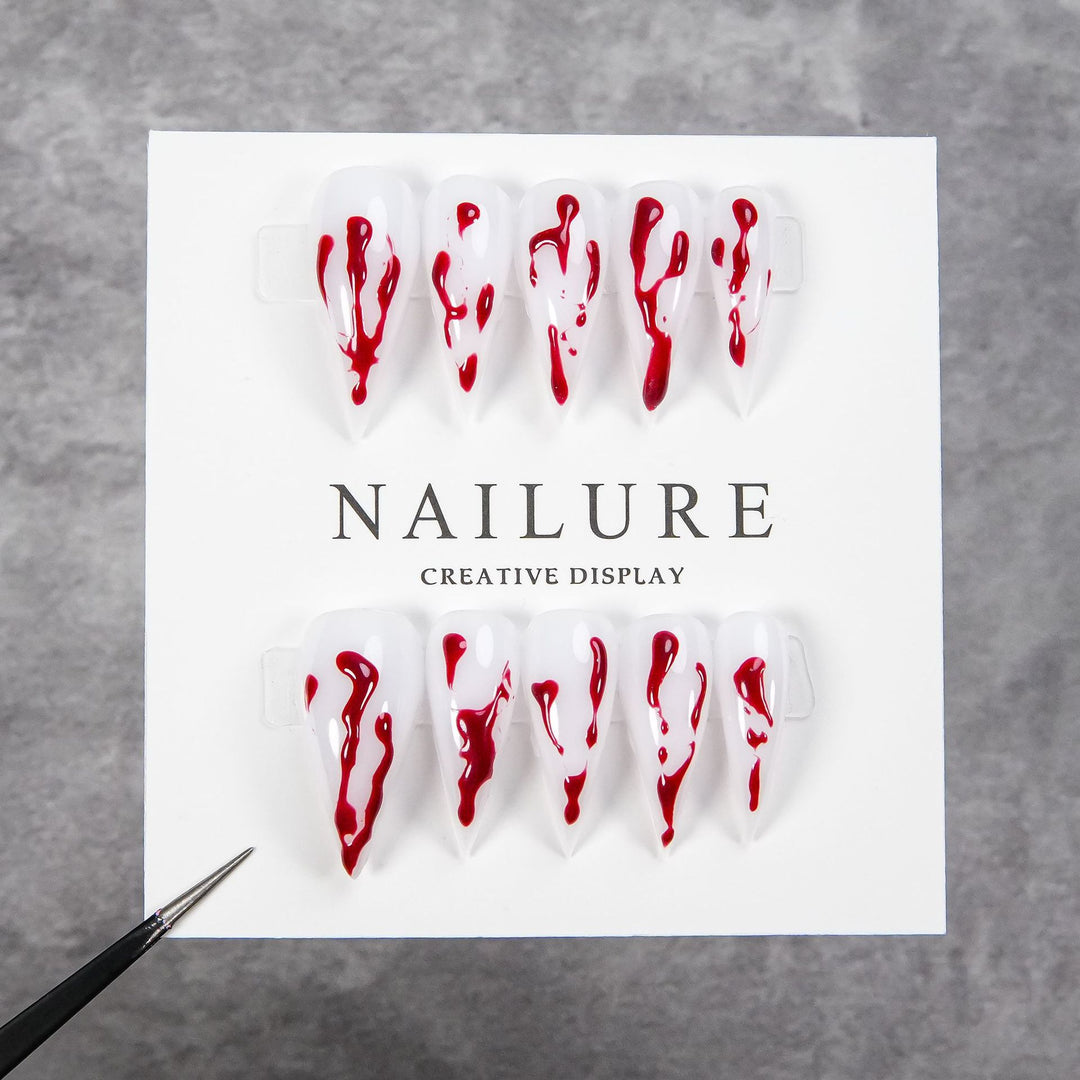 Künstlerisches Press-On Nail Art Set mit Tropfenrotem Design