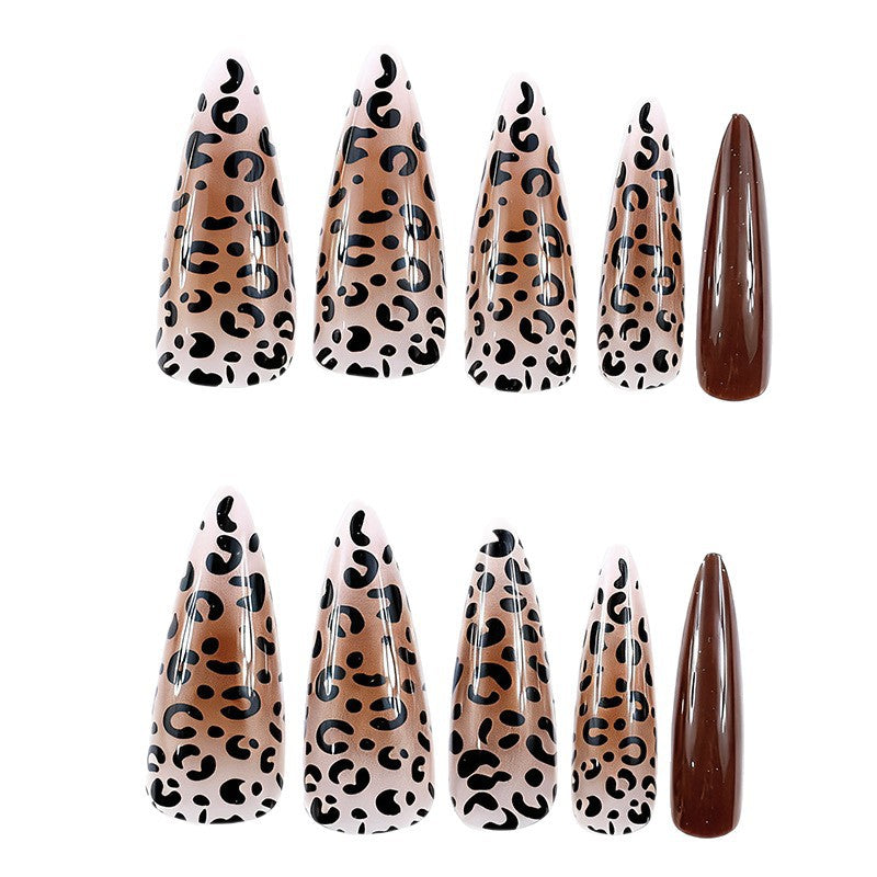 Künstlerische Stiletto-Nagelerweiterungen mit Leopardenmuster Karnz