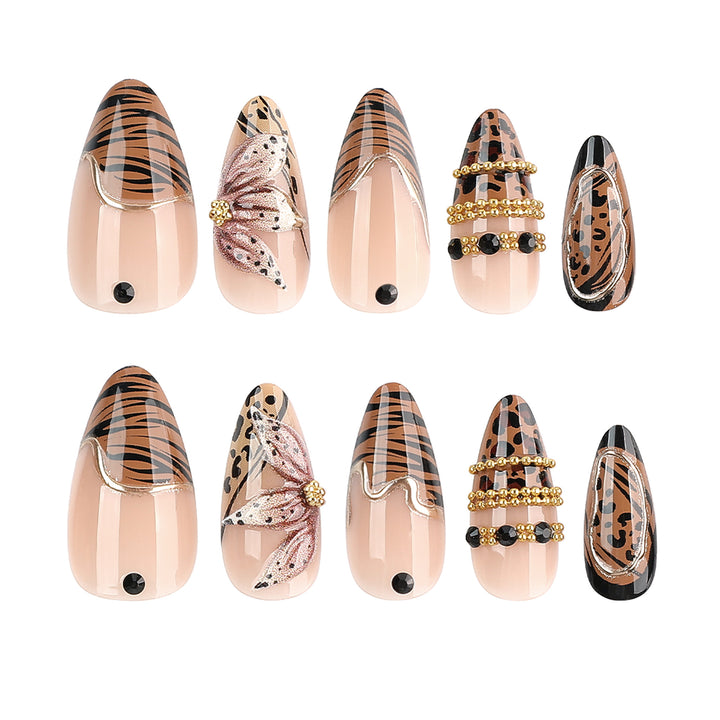 Kunstvoller Stiletto-Nagel mit floralen Akzenten und Goldverzierungen Karnz