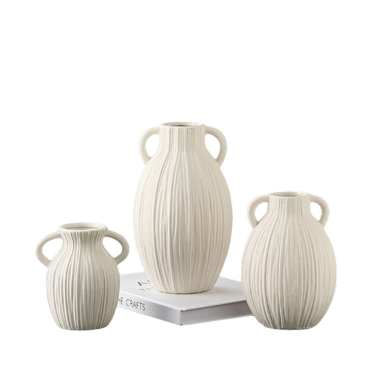 Dekorative Keramikvase mit kunstvollem Rillenmuster Karnz