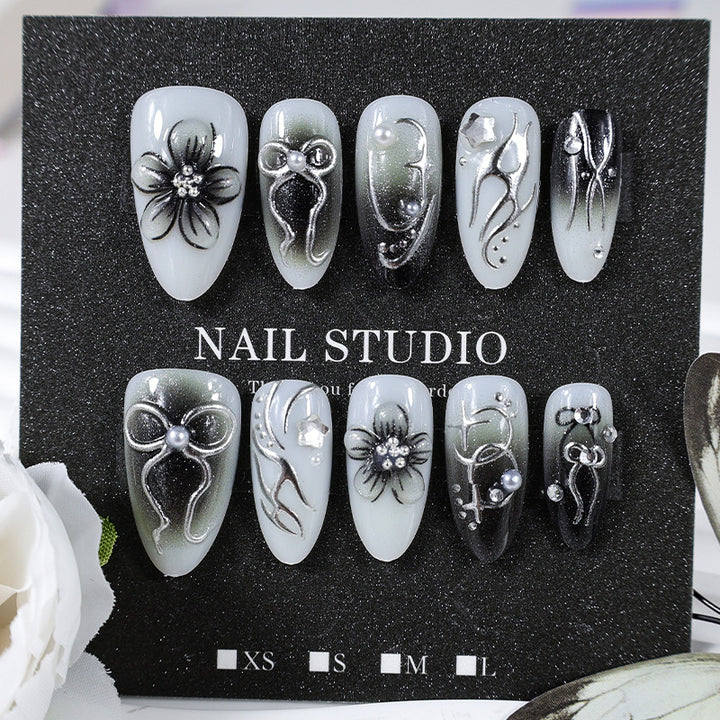 Kunstnägel mit eleganten floralen und glitzernden Verzierungen Karnz