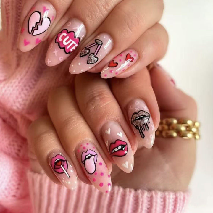 Kunstnagelset mit verspielten Lippen- und Herzmotiven Karnz
