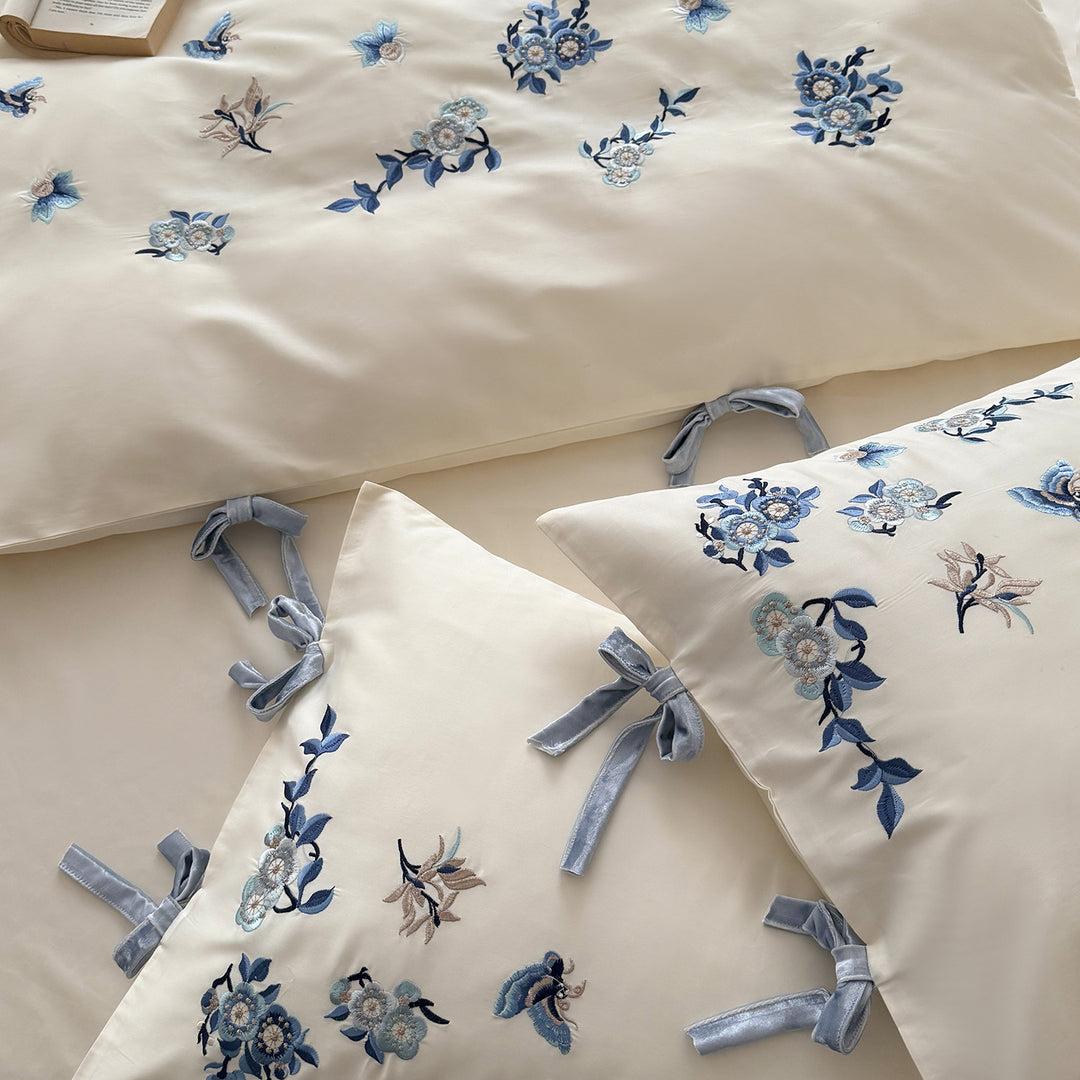 Bestickte Satin-Bettwäsche-Garnitur mit zarten Blumendetails
