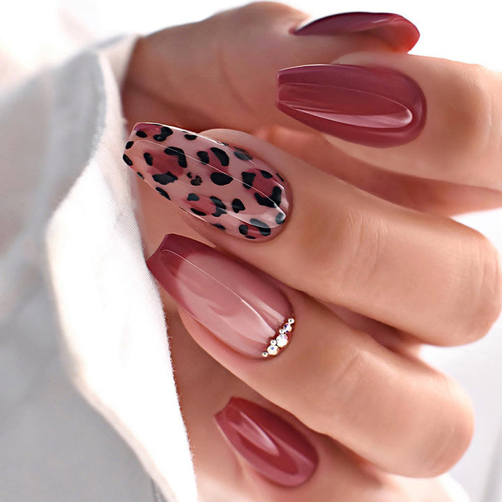 Kunstnagelset mit eleganten Tierdruck- und Glitzerakzenten Karnz