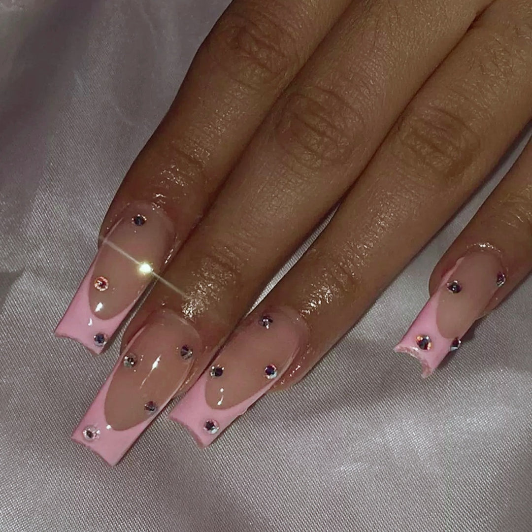 Kunstnagelset mit Glitzer und stilvollen Akzenten Karnz