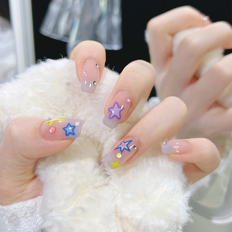 Kunstnagelset mit eleganten blühenden Verzierungen und zartem Ombre-Effekt Karnz