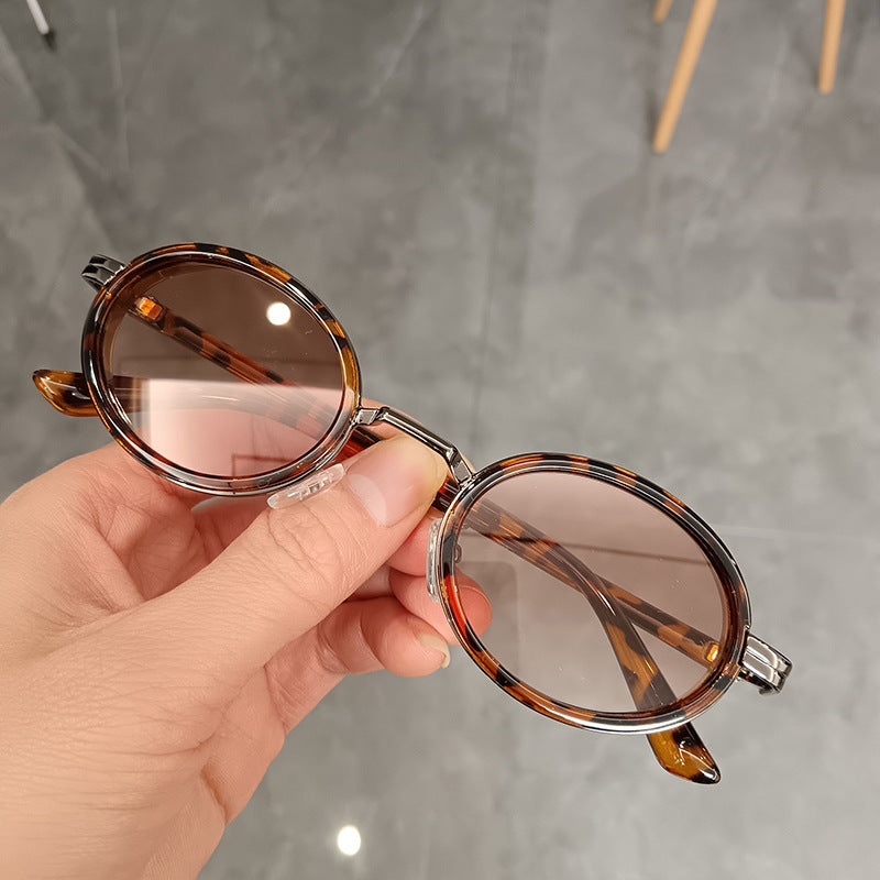 Damen runde Sonnenbrille mit leichten Gläsern und goldenen Akzenten Karnz