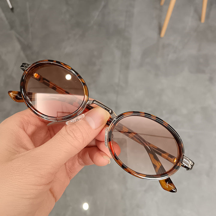 Damen runde Sonnenbrille mit leichten Gläsern und goldenen Akzenten Karnz