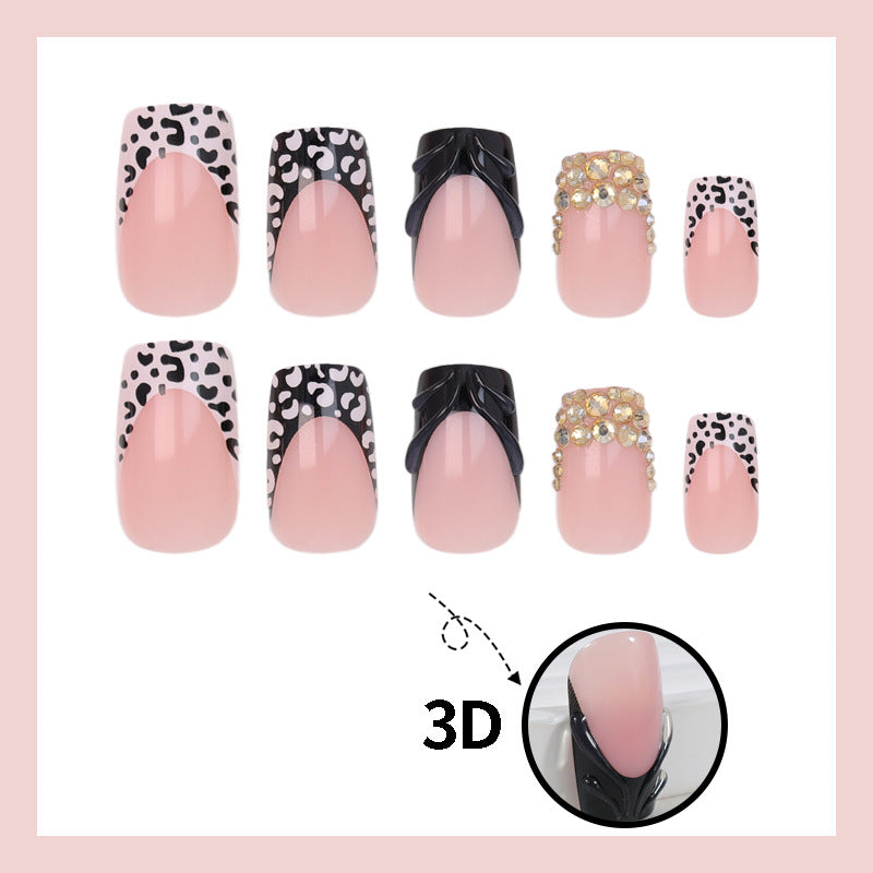 Kunstnägel mit luxuriösen 3D-Verzierungen und glamourösen Akzenten Karnz