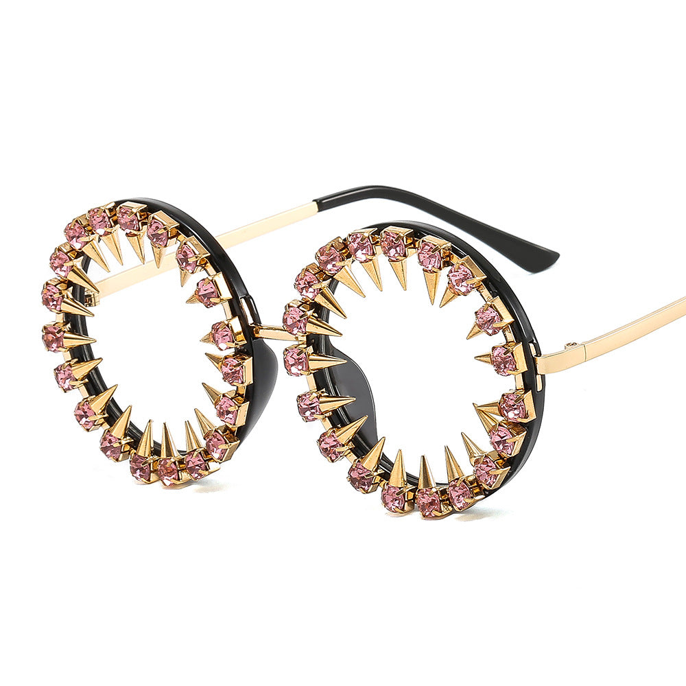 Damen kreative und auffällige Sonnenbrille mit Spikes und Strassdetails Karnz