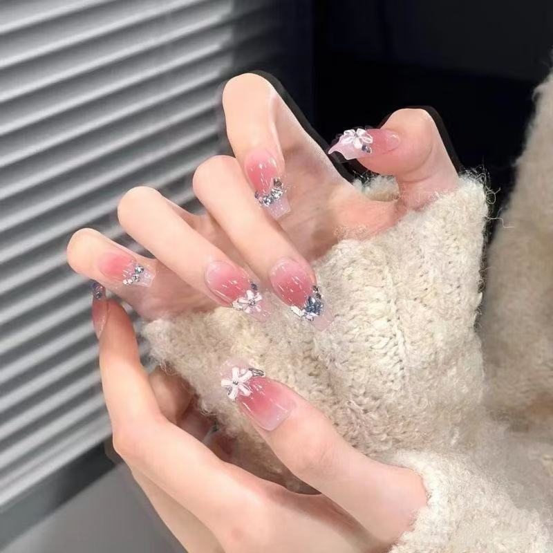 Acrylnägel Set mit Blumenverzierung Karnz