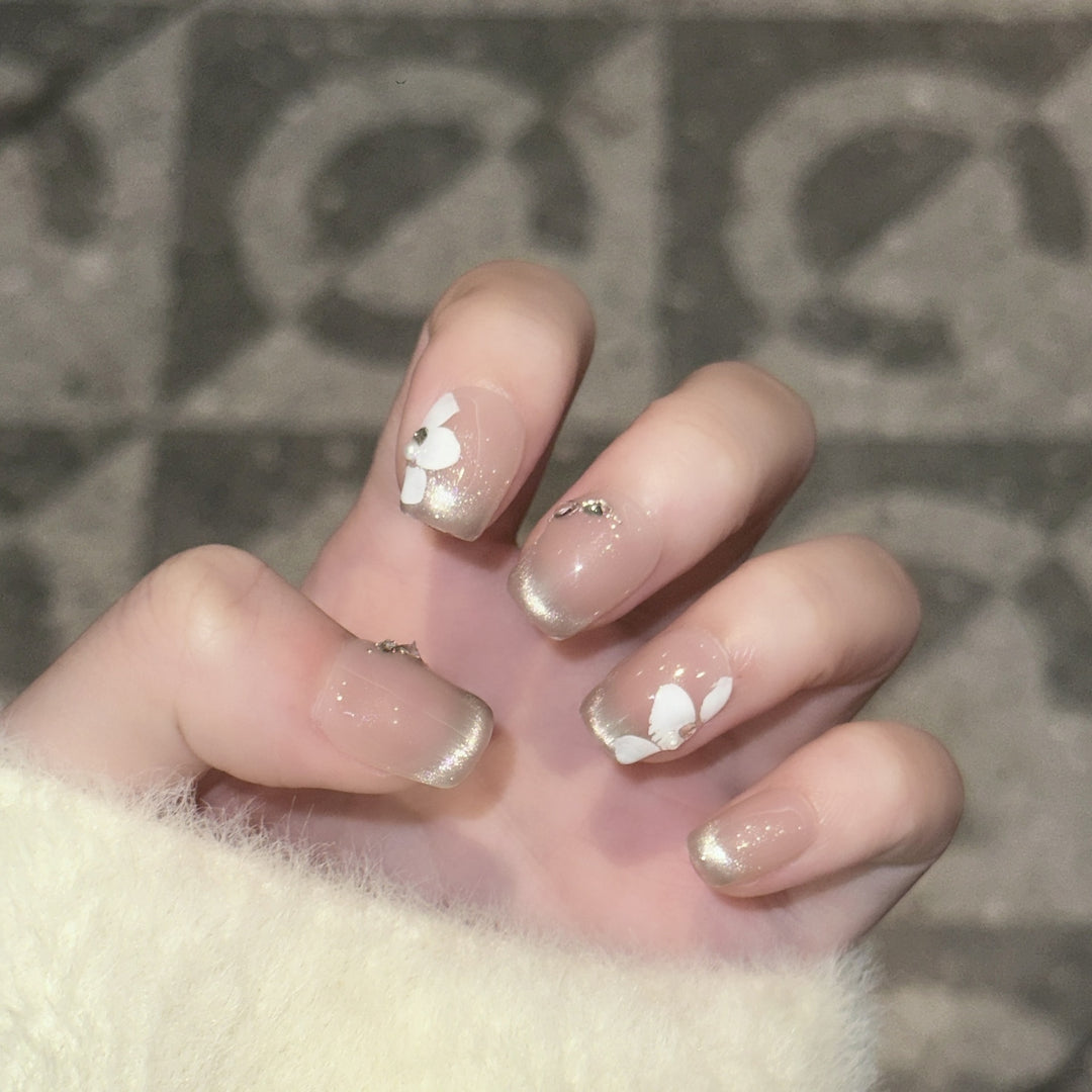 Dekoratives Press-On-Nagelset mit elegantem Blattdesign Karnz