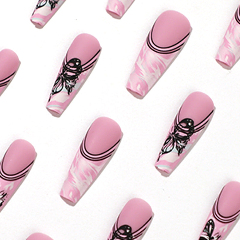 Künstliche Nagelkunst mit filigranen Schmetterlingsmotiven Karnz