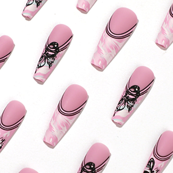 Künstliche Nagelkunst mit filigranen Schmetterlingsmotiven Karnz