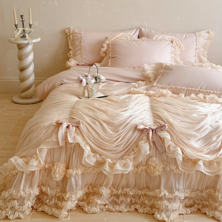 Romantische Bettwäschegarnitur mit gerafftem Chiffon-Volant und Zierkissen