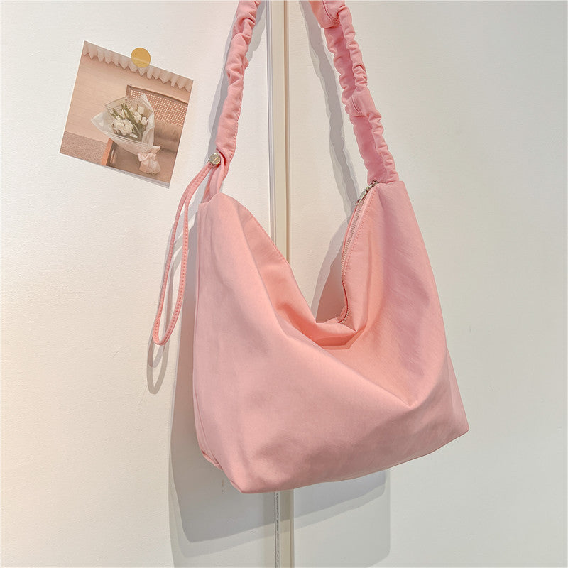 Elegante geraffte Schultertasche
