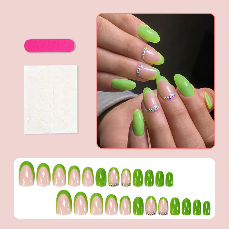 Kunstnagelset mit eleganten blauen und nude Farbakzenten Karnz