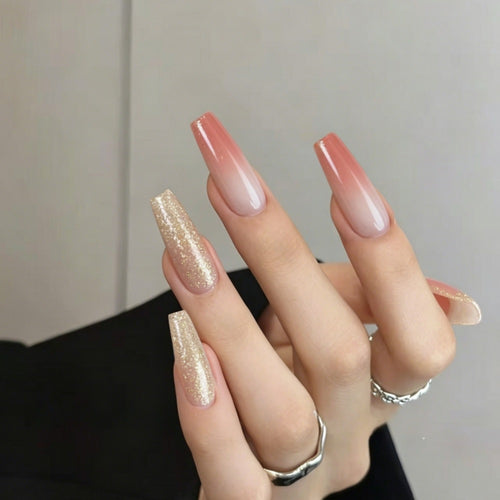 Glamouröse Kunstnägel im modernen Glitzer-Gradient Design Karnz