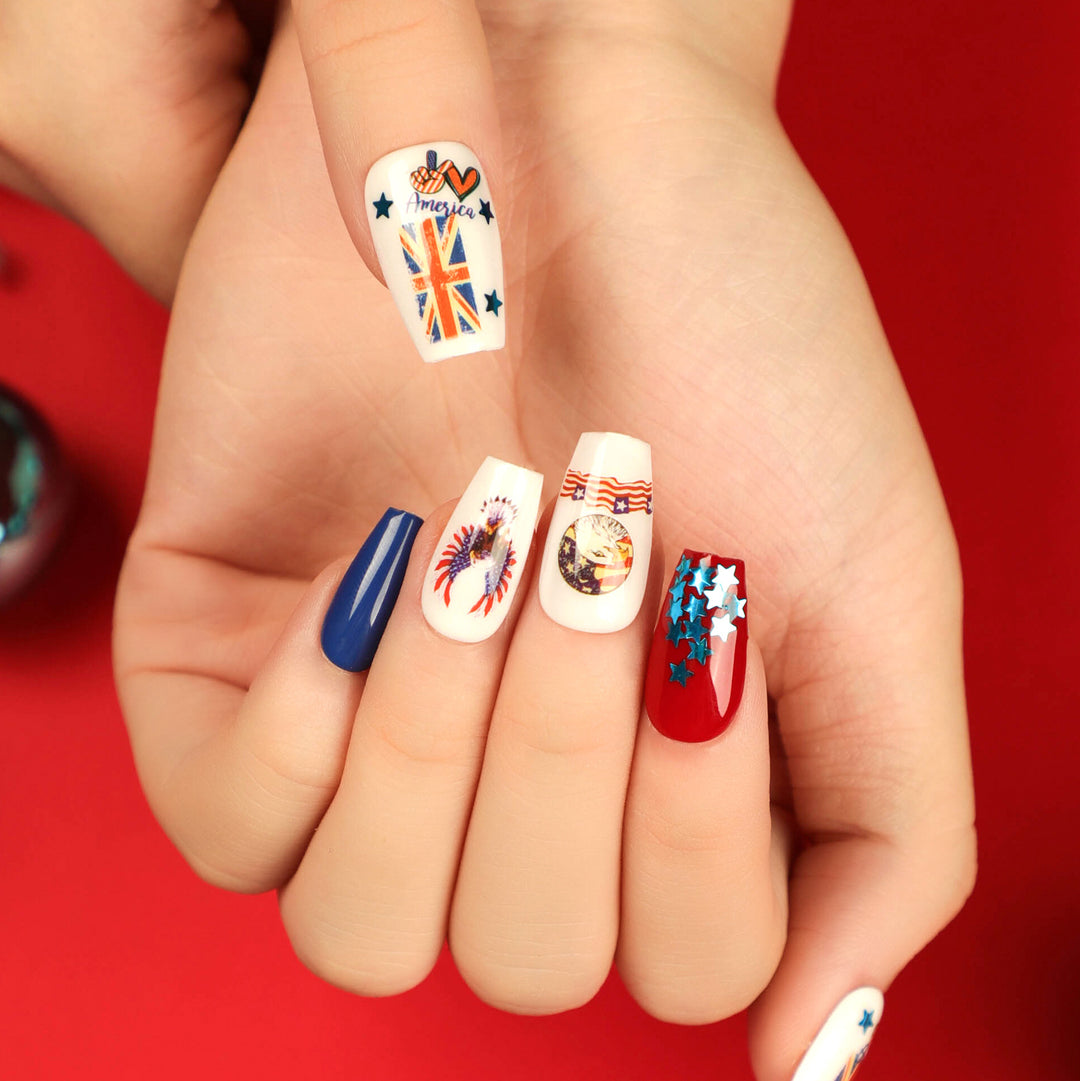 Kunstvolle Nagelverlängerungen mit patriotischen Designs Karnz