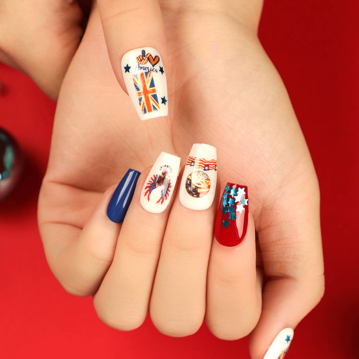 Kunstvolle Nagelverlängerungen mit patriotischen Designs Karnz