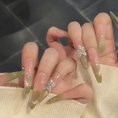Glitzernde Stiletto-Nagelkunstverlängerungen