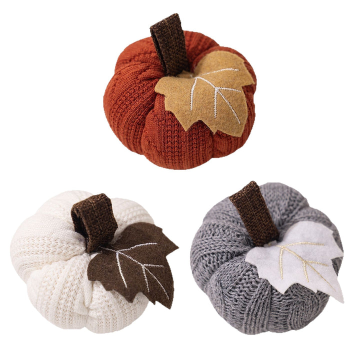 Gestrickter Stoffkürbis als herbstliche Tischdeko mit Filzblatt