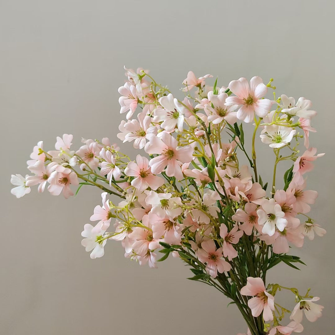 Lebensnahe tropische Blumenstängel