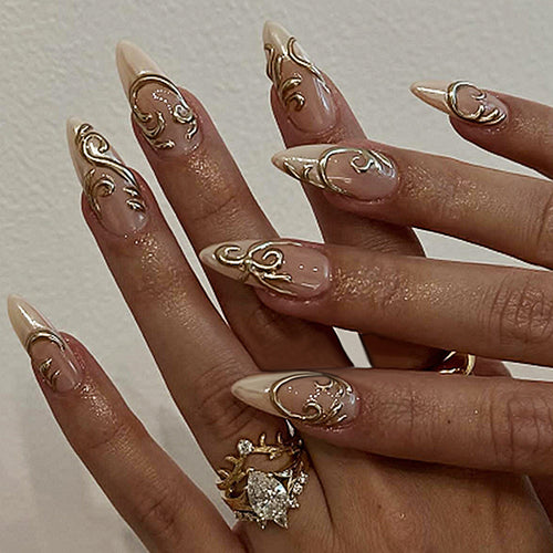Elegantes Press-On-Nagelkunstset mit dekorativen goldenen Akzenten Karnz
