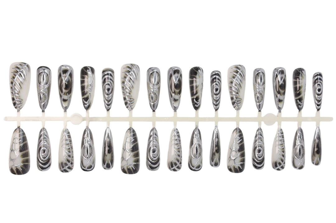 Kunstnagelset mit modernem Spiralmuster und glänzenden Akzenten Karnz
