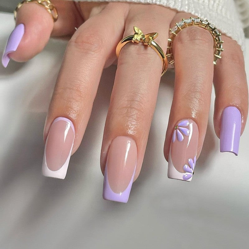 Kunstnagelset mit bunten Blüten und kreativem French-Design Karnz
