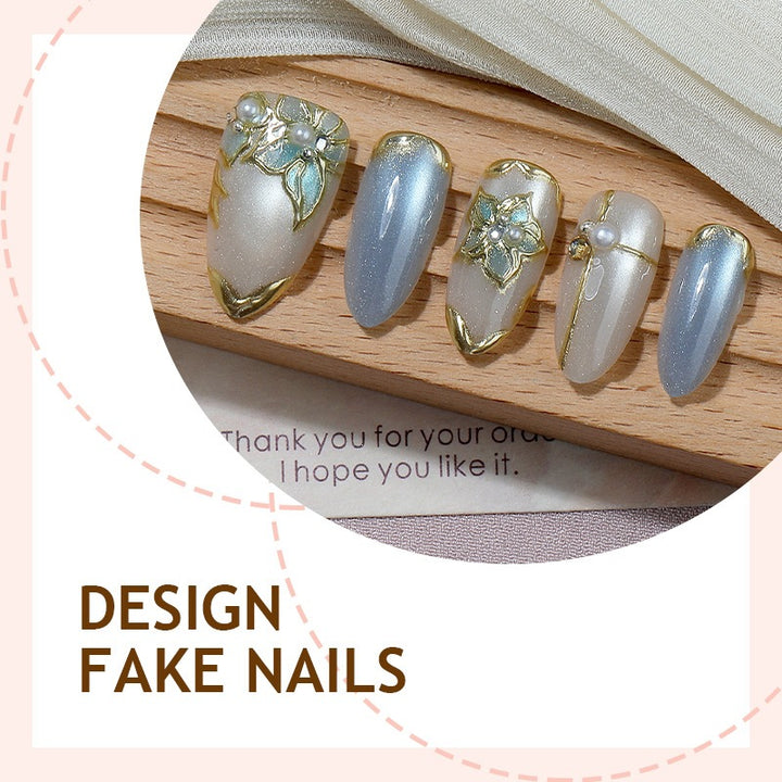 Kunstnagelset mit eleganten Blütenverzierungen und Glanz Karnz