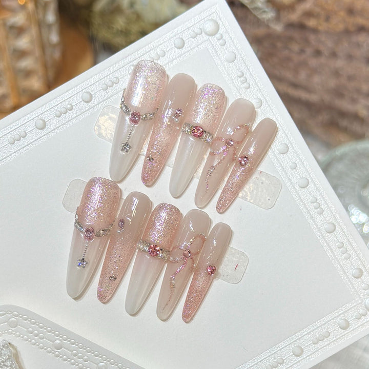 Glamouröses Stiletto Press-On Nagelkunst-Set mit funkelnden Strasssteinen Karnz