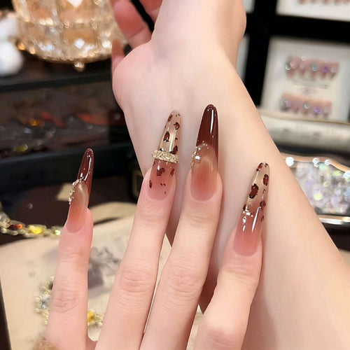 Dekoratives Press-On Nagelkunst-Set mit künstlerischen Leopardenakzenten