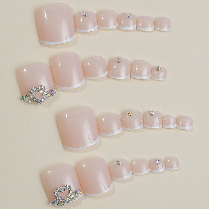 Kunstnagelset mit Glitzer- und Schmuckdetails Karnz
