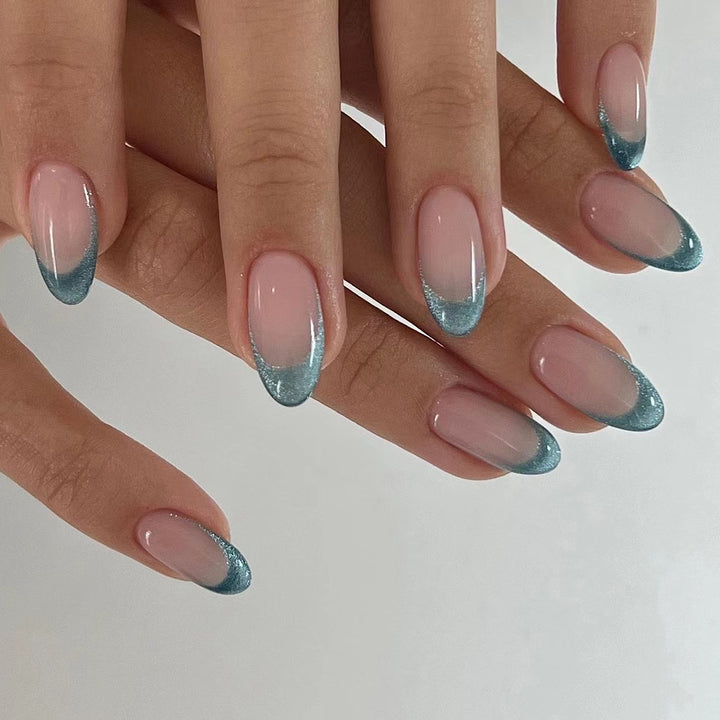 Kunstvolle Nagelkunst mit Glitzer und Ombre-Effekt Karnz