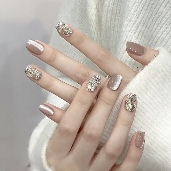 Kunstvolle Nagelverlängerungen mit Glamourösem Glitzer-Design Karnz