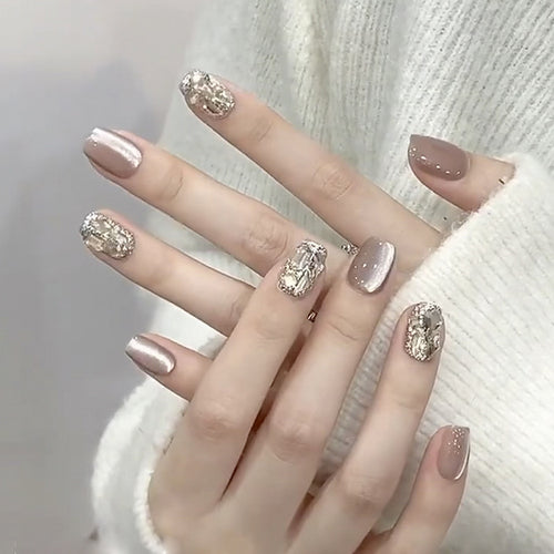 Kunstvolle Nagelverlängerungen mit Glamourösem Glitzer-Design Karnz