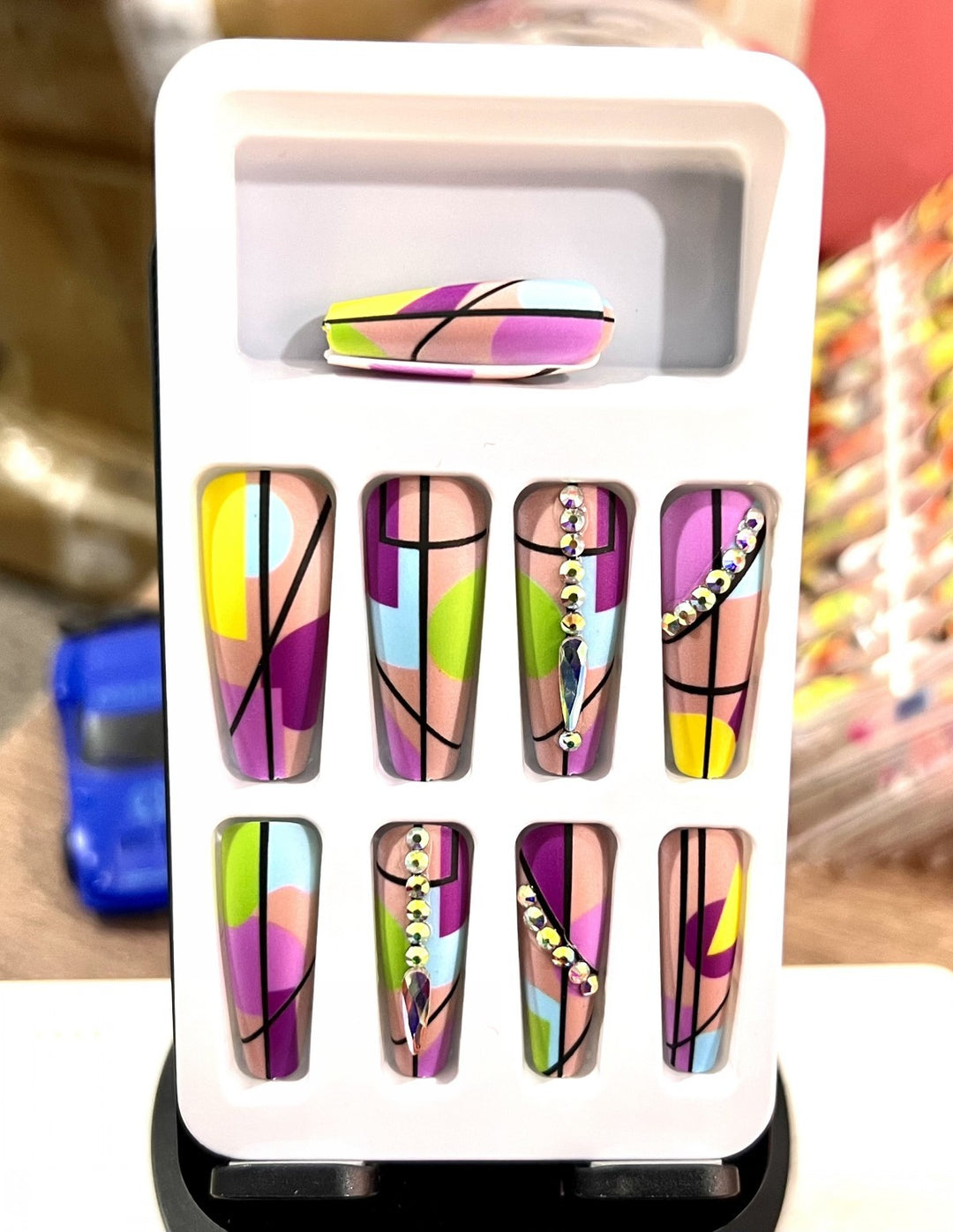 Kunstnägel im modernen geometrischen Design Karnz