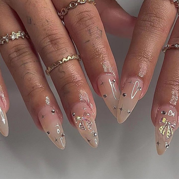 Kunstvolle Stiletto-Nägel mit eleganter Verzierungs-Gestaltung Karnz