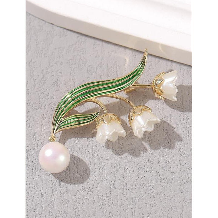 Elegante Blütenbrosche mit Perlenanhänger Karnz