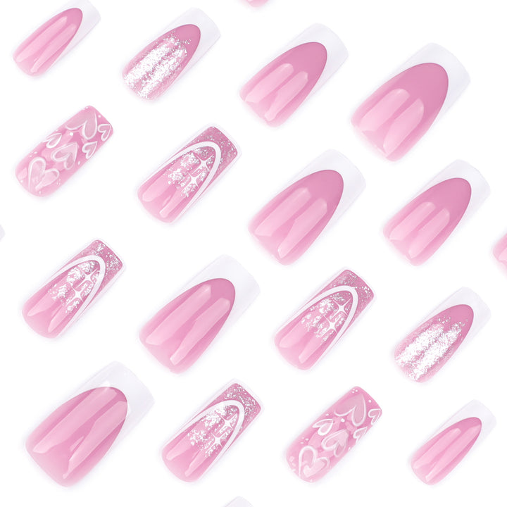 Kunstvolle Nagelverlängerungen mit modernem Glitzer-Design und Herzakzenten Karnz