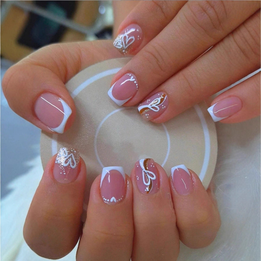 Elegantes herzverziertes Nagelkunstdesign Karnz