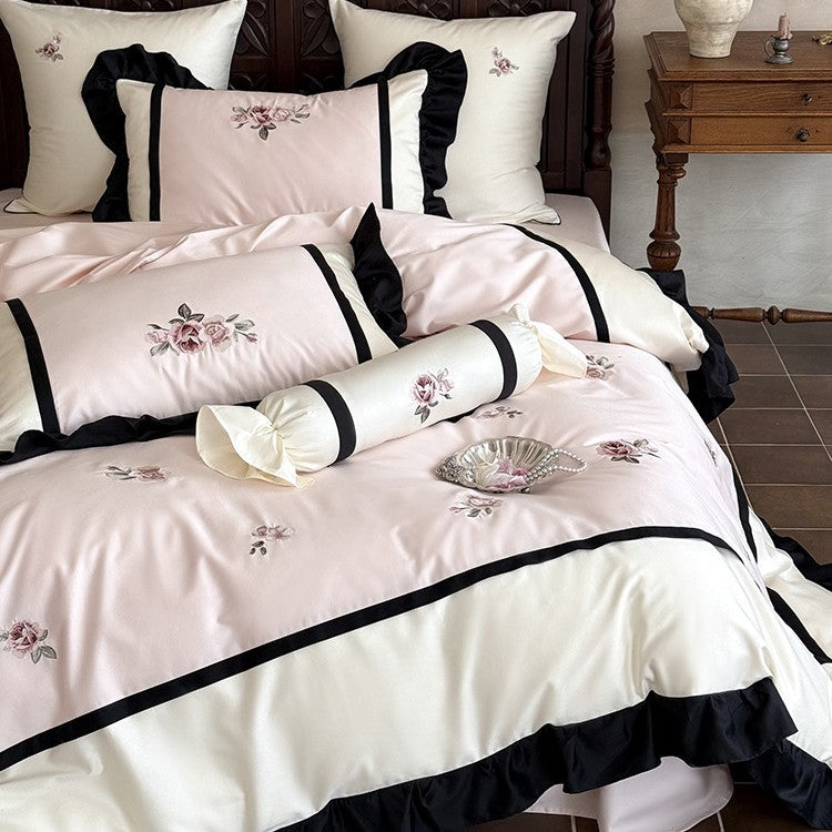 Luxuriöses besticktes Bettwäsche-Set aus Baumwollsatin mit Rüschen und Zierkissen