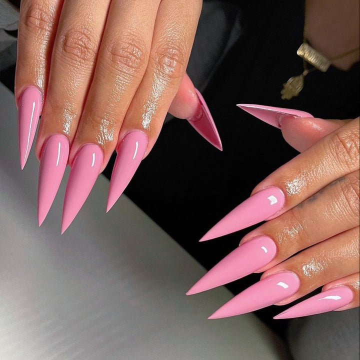 Kunstnagelset mit spitzen Designelementen Karnz