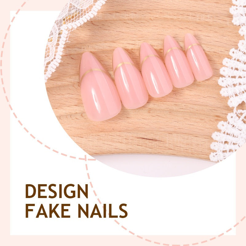 Kunstnagelset mit elegantem Goldakzent Karnz